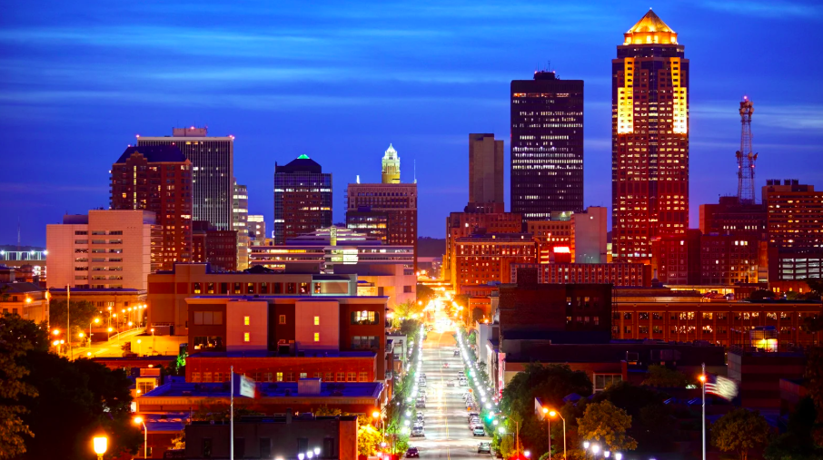 des moines at night